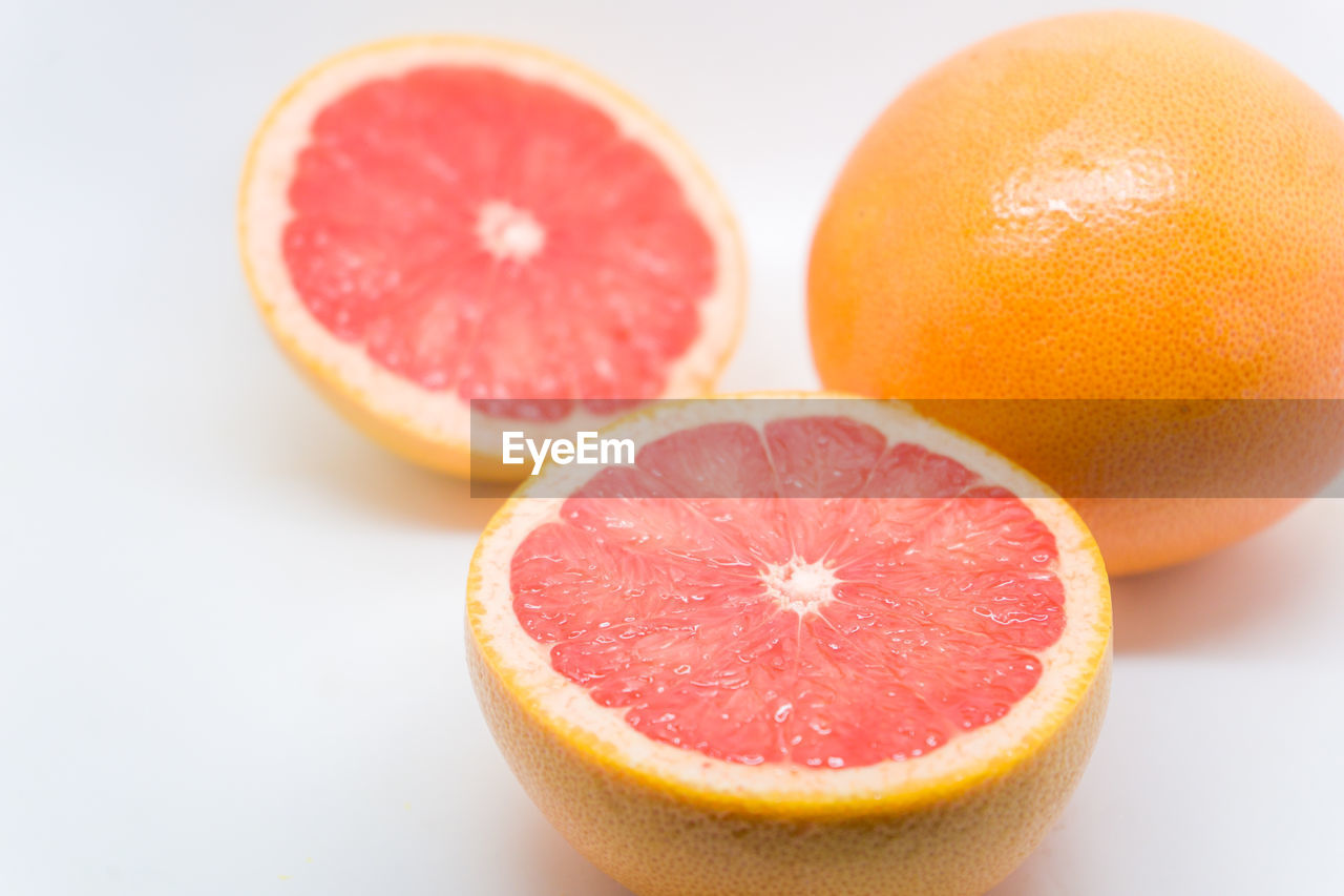 CLOSE-UP OF ORANGE SLICES ON PLATE