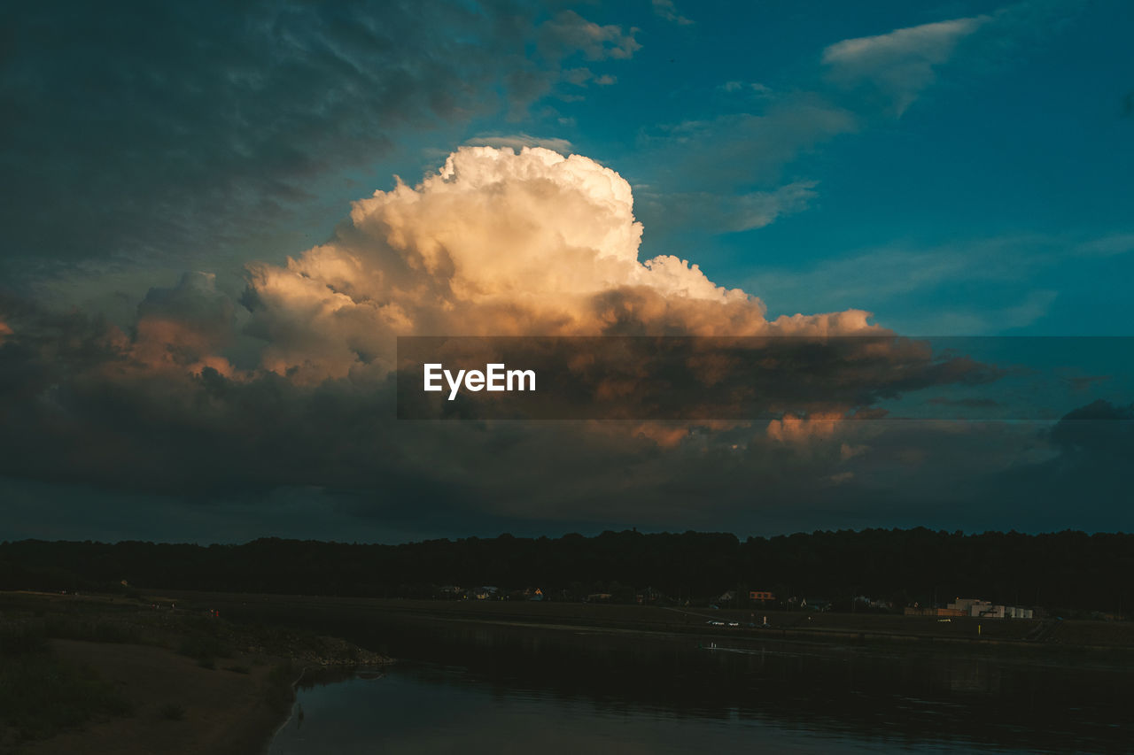 SCENIC VIEW OF LAKE AGAINST SKY AT SUNSET