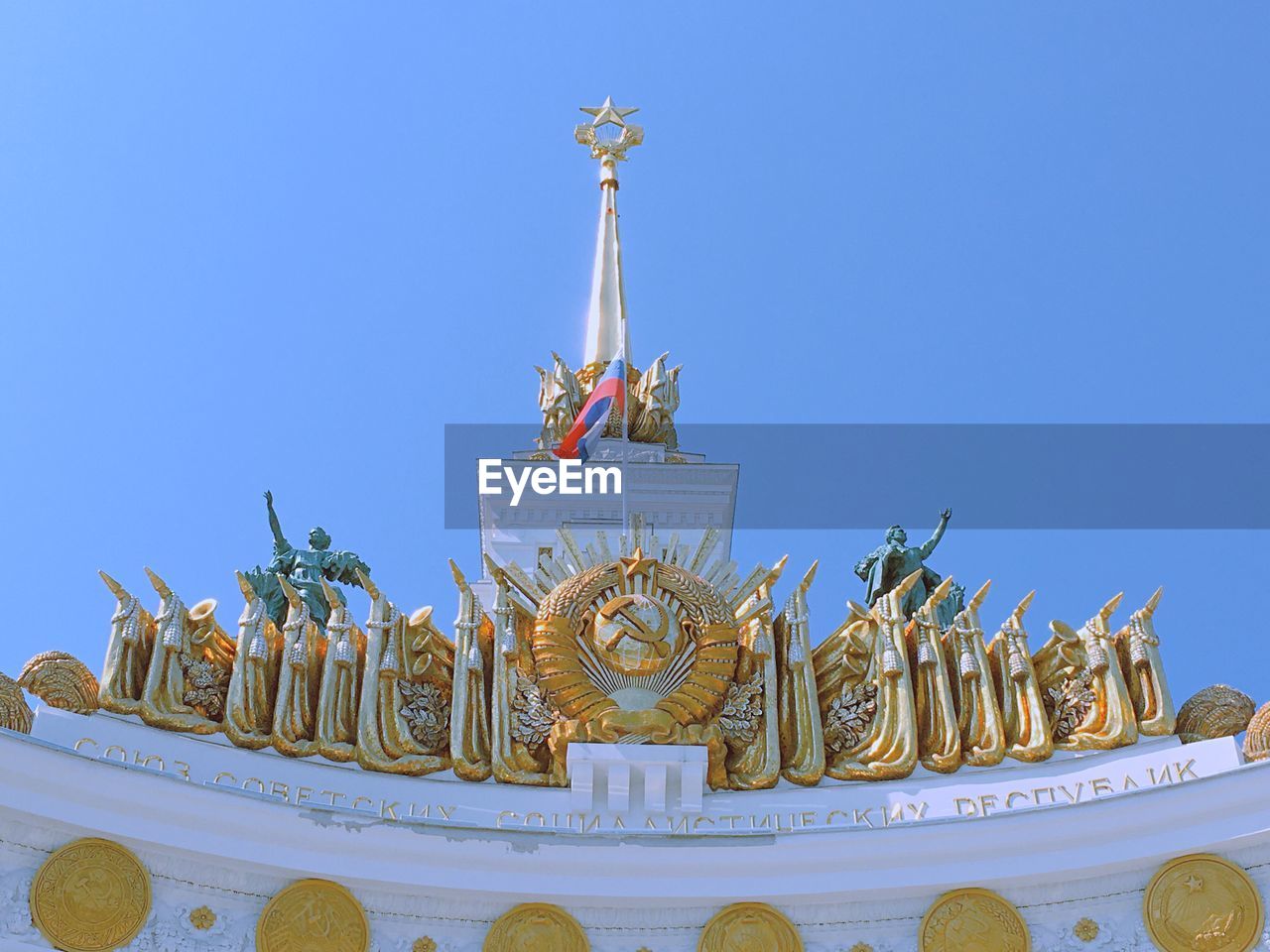 LOW ANGLE VIEW OF STATUE AGAINST BUILDING