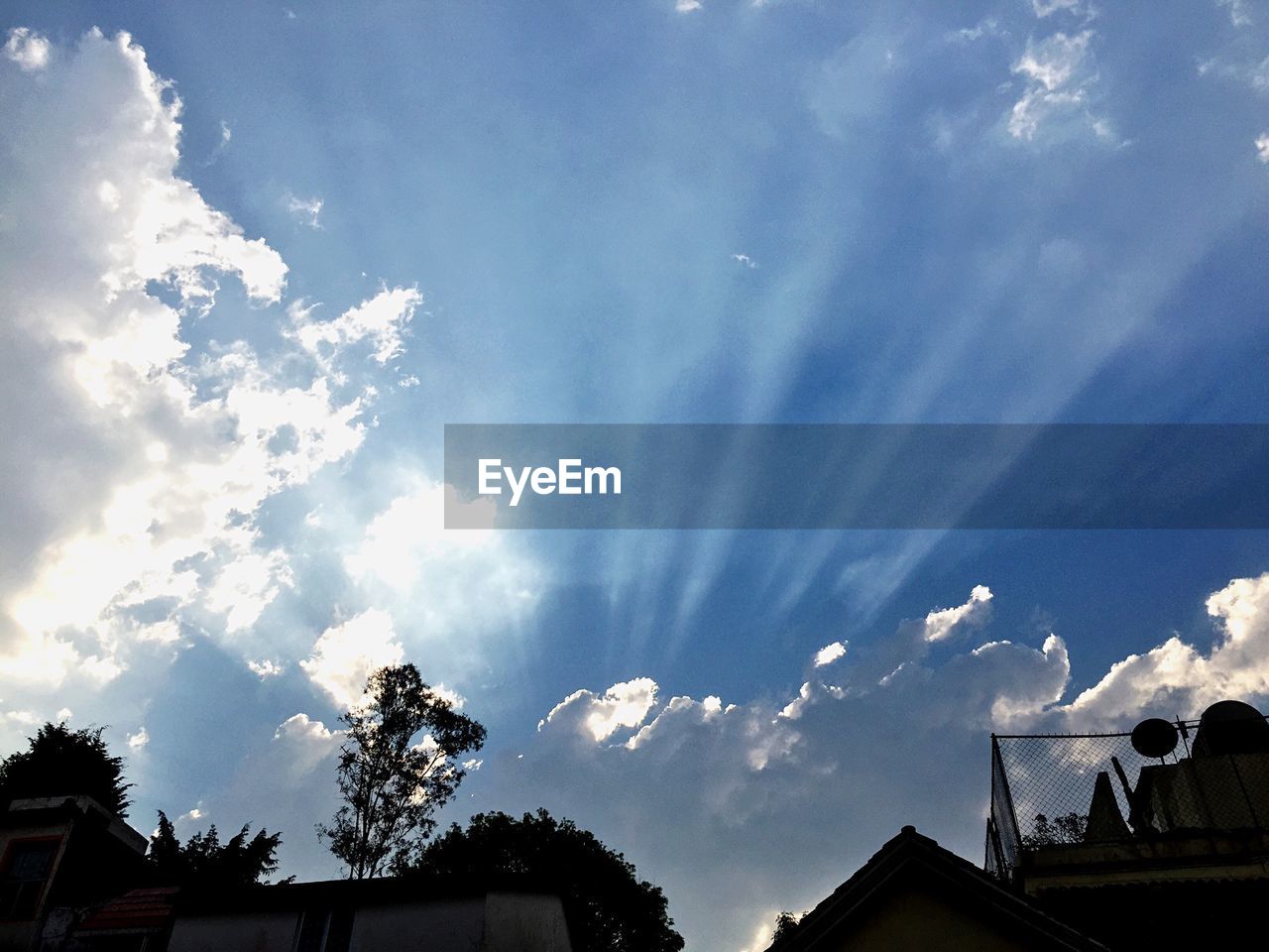 LOW ANGLE VIEW OF BUILDINGS AGAINST CLOUDY SKY