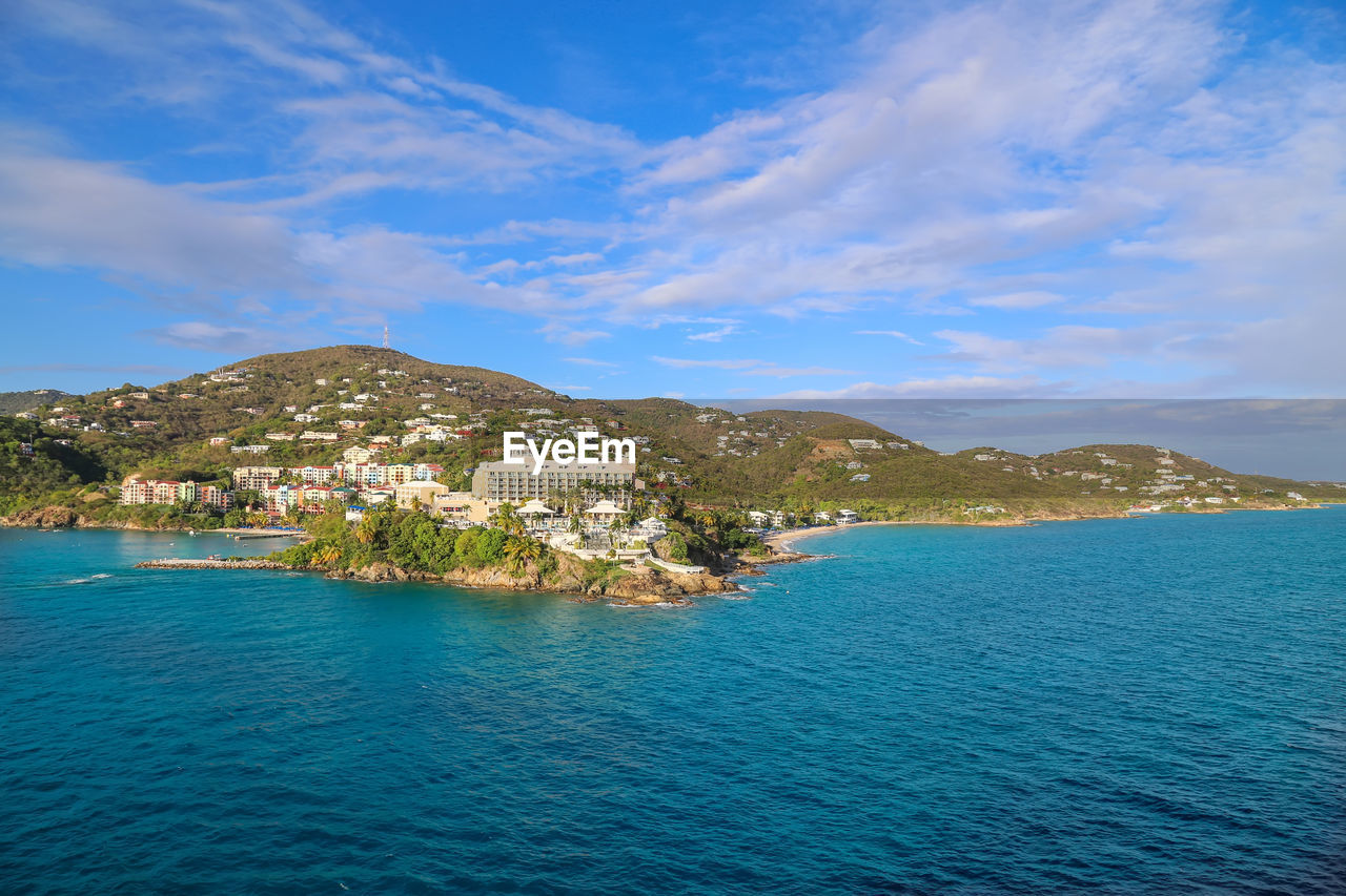 SCENIC VIEW OF SEA AND TOWNSCAPE AGAINST SKY