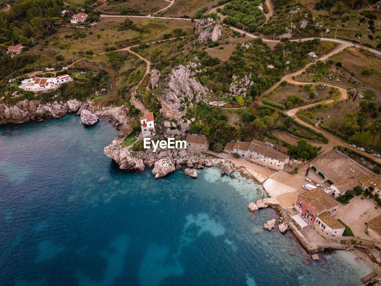 HIGH ANGLE VIEW OF TOURIST RESORT ON SEA