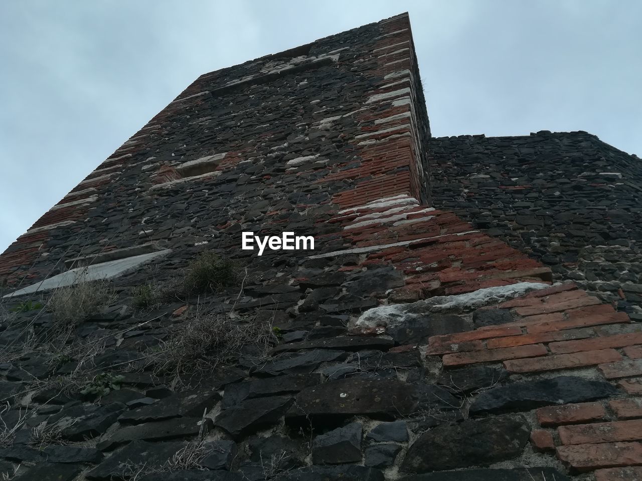 LOW ANGLE VIEW OF HISTORICAL BUILDING AGAINST SKY