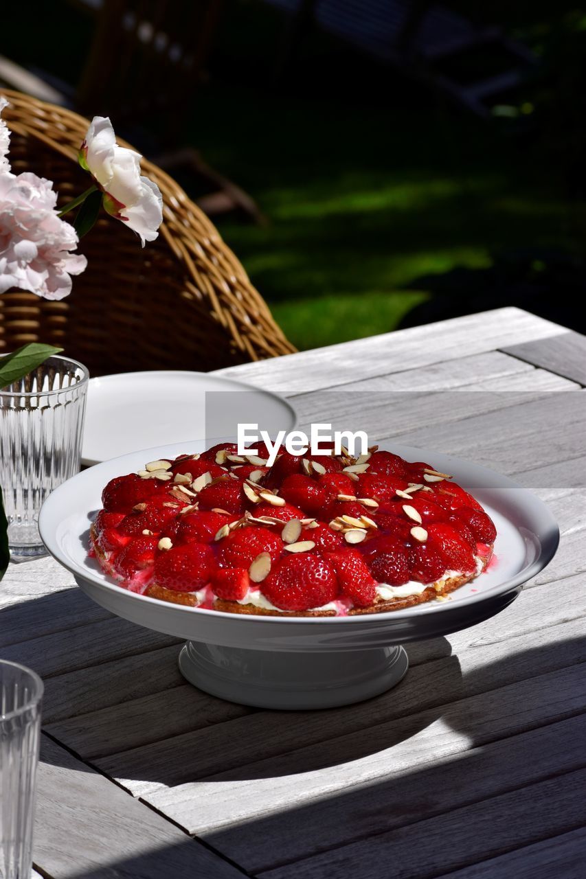 CLOSE-UP OF STRAWBERRIES IN BOWL