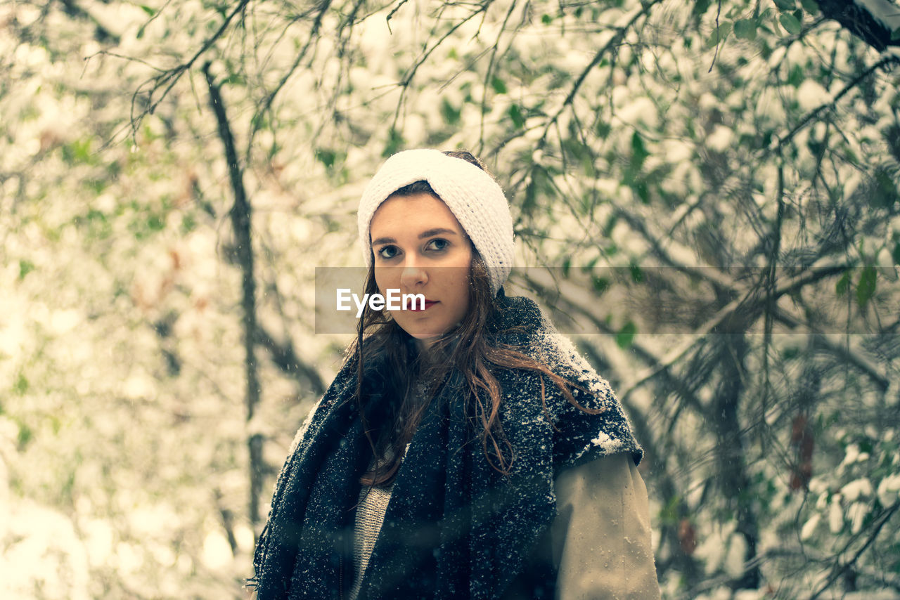 PORTRAIT OF YOUNG WOMAN IN WINTER SEASON