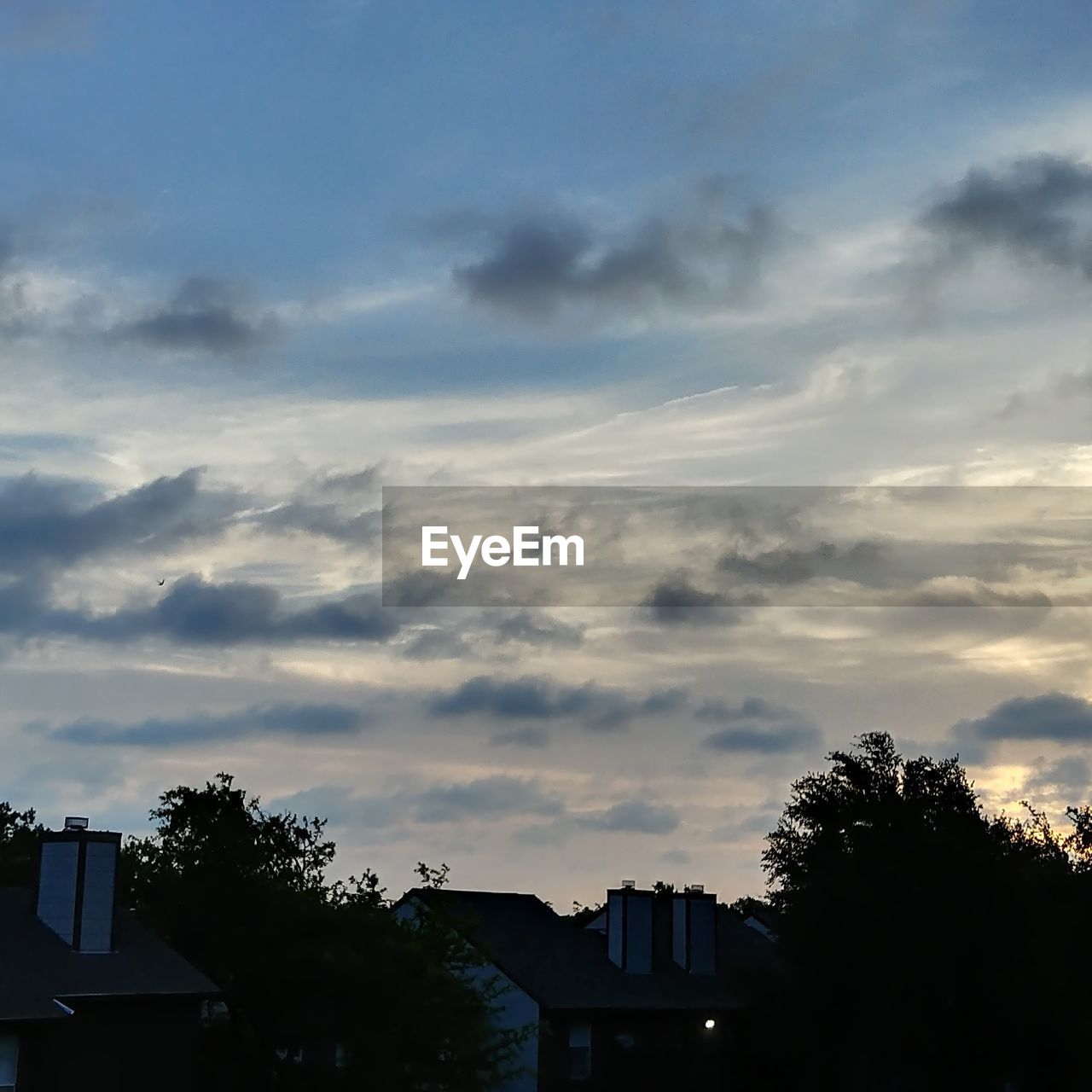 LOW ANGLE VIEW OF HOUSES AGAINST SKY