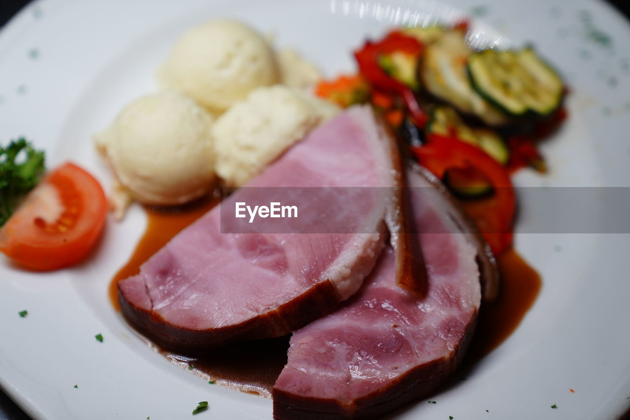 HIGH ANGLE VIEW OF BREAKFAST IN PLATE