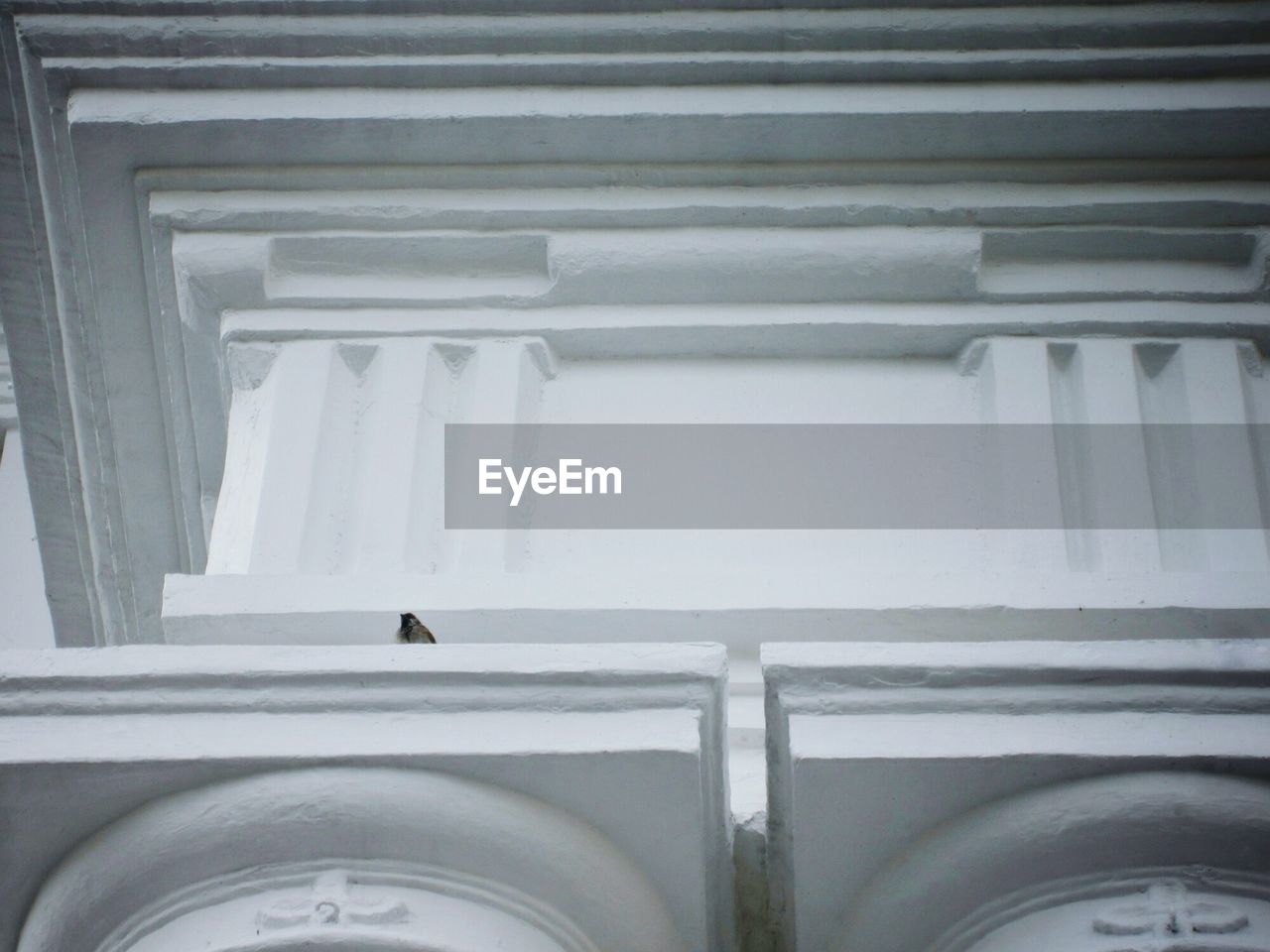 CLOSE-UP LOW ANGLE VIEW OF ARCHITECTURAL COLUMN