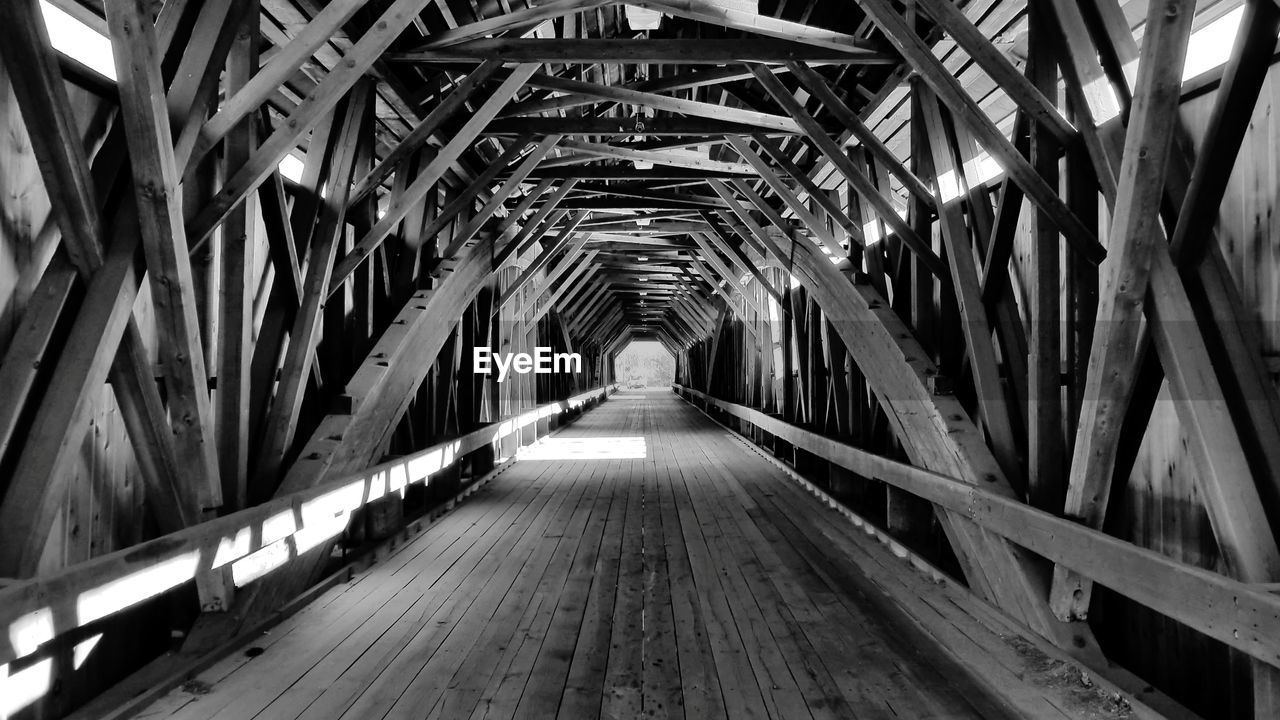 architecture, the way forward, built structure, diminishing perspective, black and white, bridge, monochrome, monochrome photography, indoors, transportation, day, vanishing point, black, white, ceiling, no people, footpath, wood, metal, line, darkness, footbridge