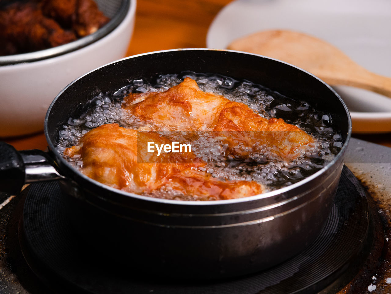 CLOSE-UP OF MEAT IN COOKING PAN