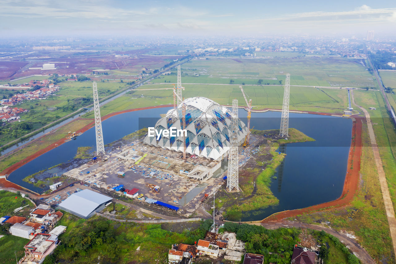 HIGH ANGLE VIEW OF BUILDINGS AGAINST SKY