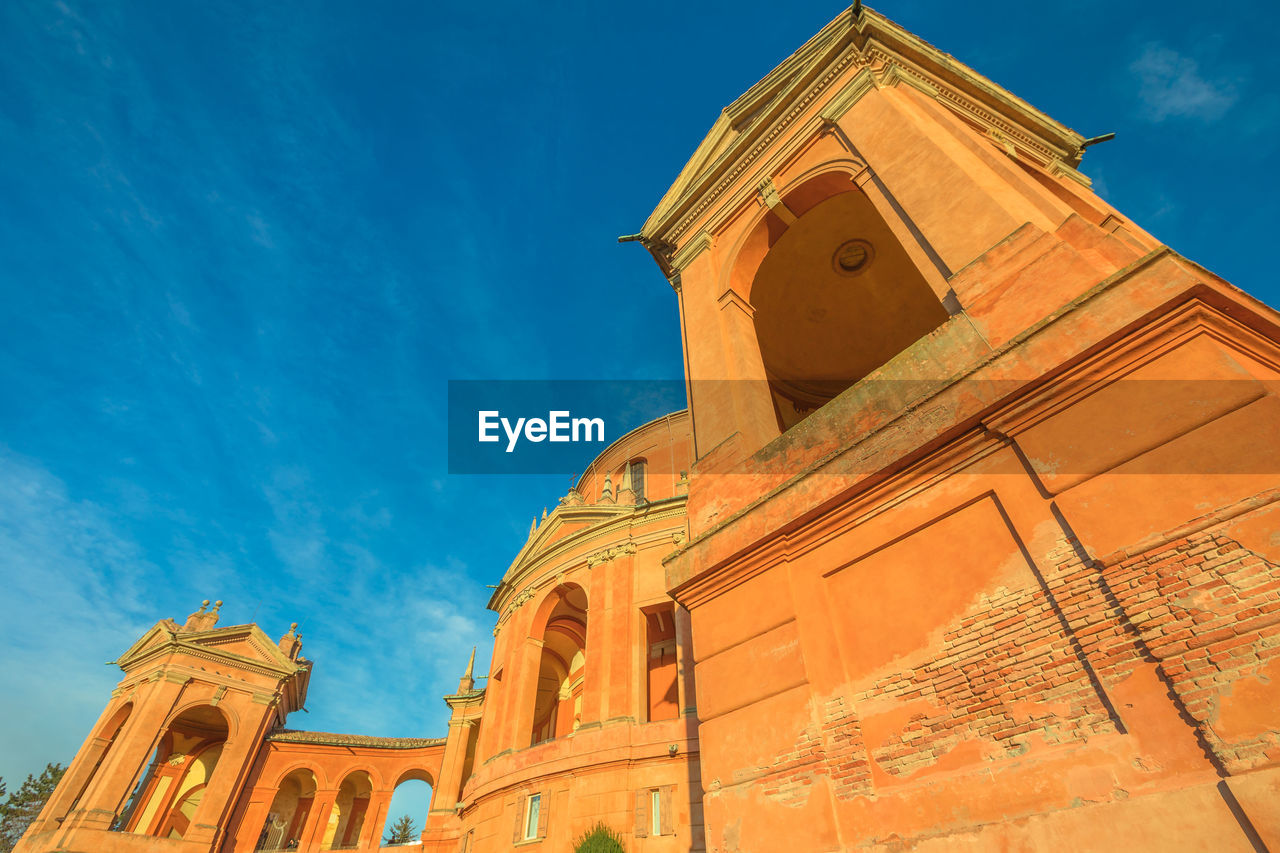 LOW ANGLE VIEW OF CATHEDRAL AGAINST SKY