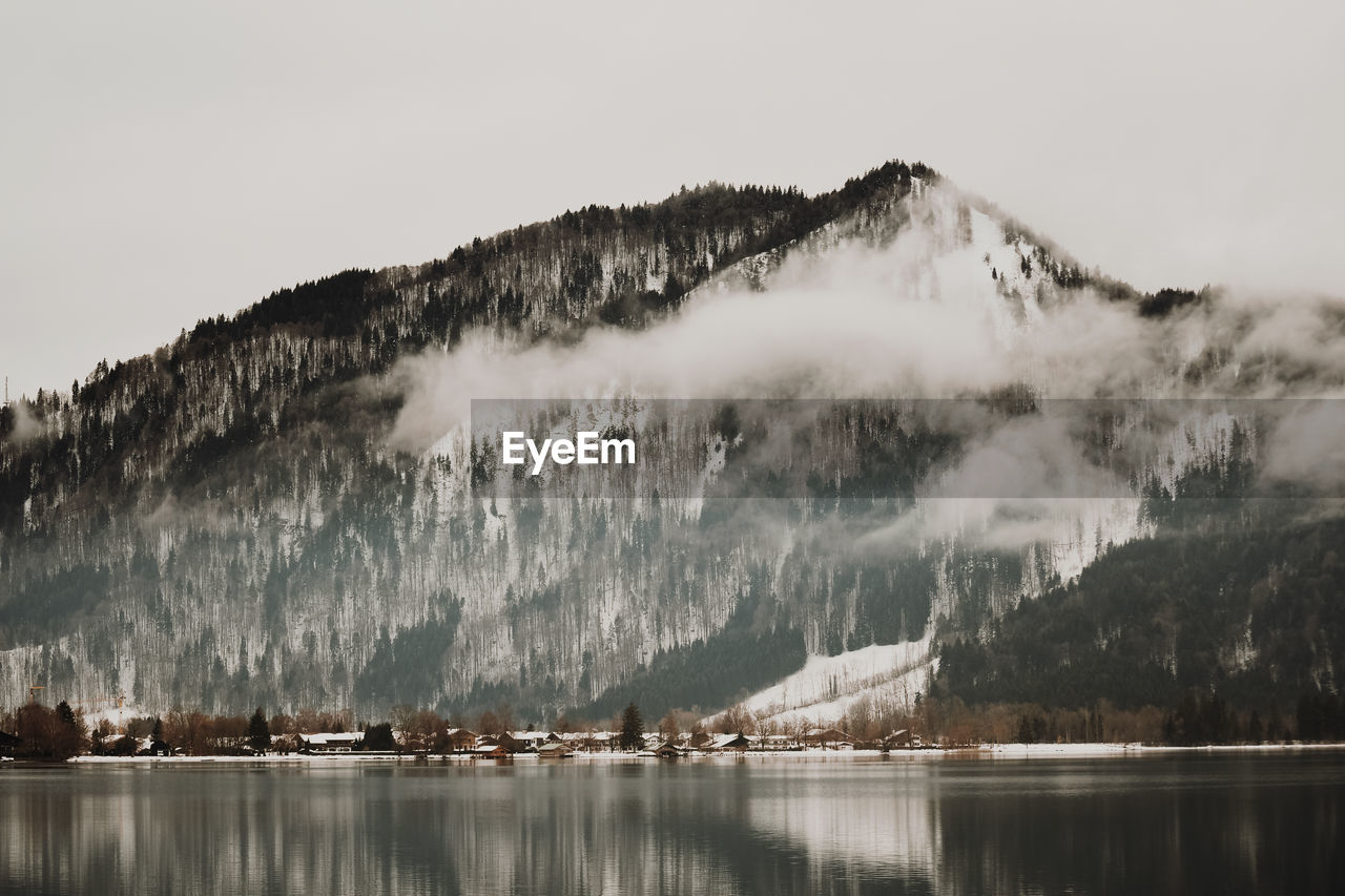 PANORAMIC VIEW OF LAKE AGAINST SKY