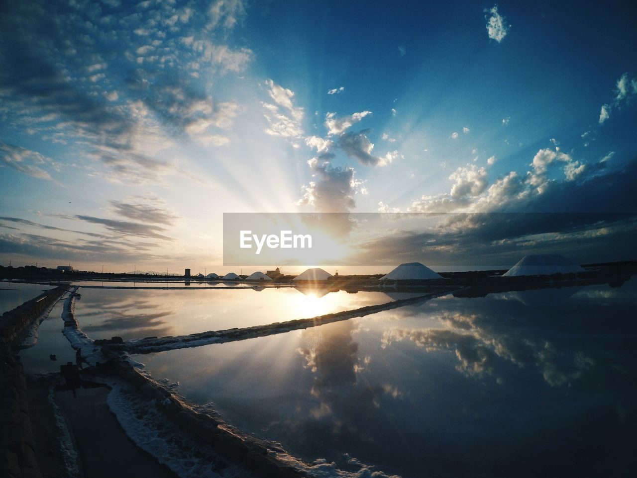 PANORAMIC VIEW OF LAKE AGAINST SKY AT SUNSET