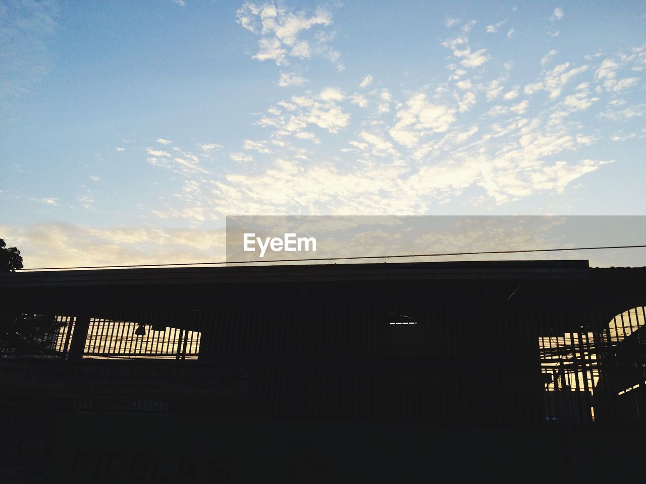 LOW ANGLE VIEW OF BUILT STRUCTURE AGAINST THE SKY