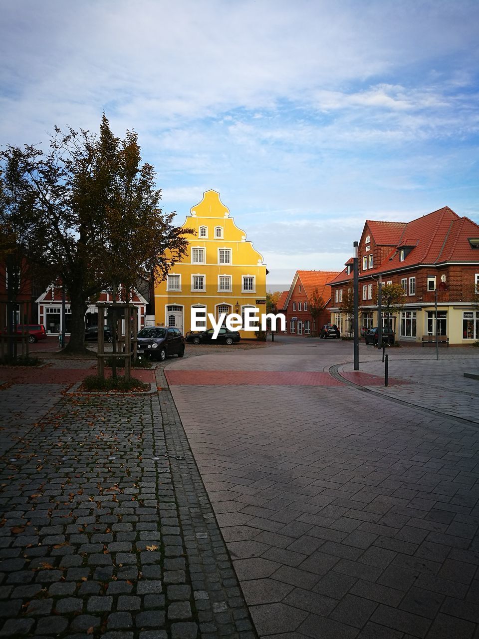 STREET BY BUILDINGS IN CITY