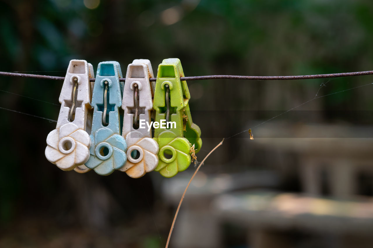 CLOSE-UP OF CLOTHESPINS ON CLOTHESLINE