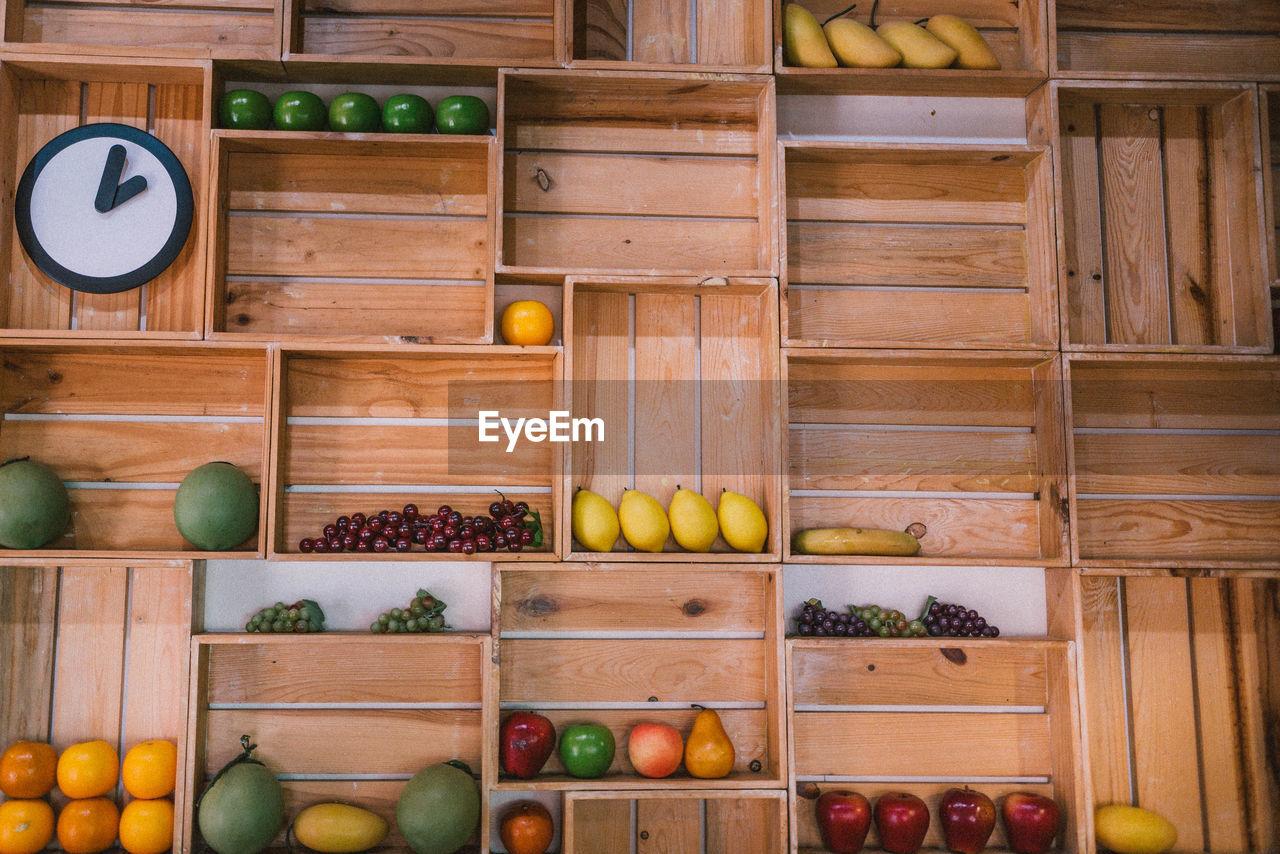 FULL FRAME SHOT OF APPLES IN BOX