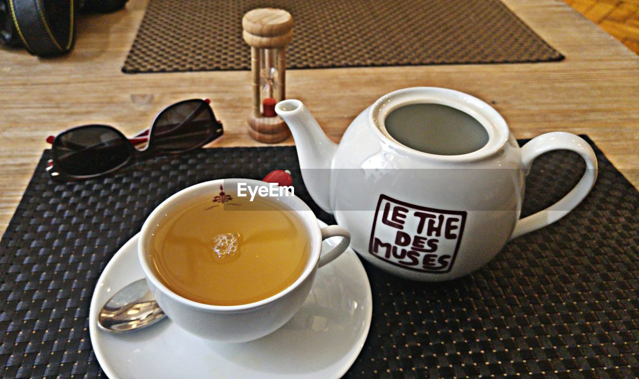 CLOSE-UP OF COFFEE CUP AND TABLE