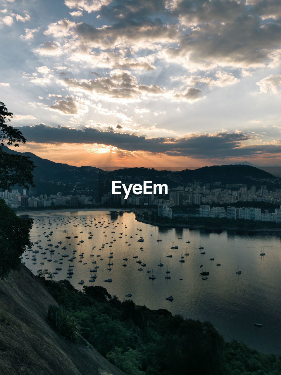 SCENIC VIEW OF LAKE BY MOUNTAINS AGAINST SKY