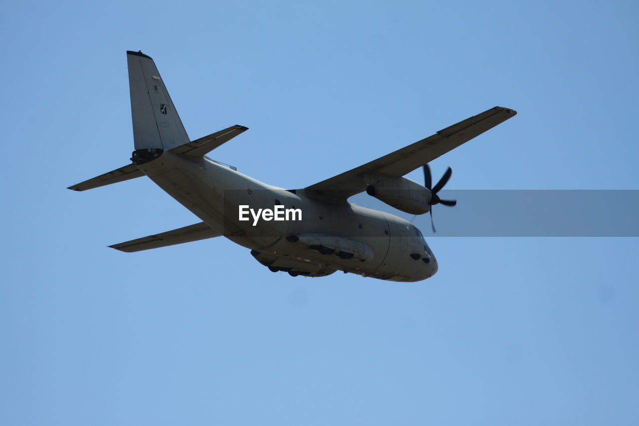 LOW ANGLE VIEW OF AIRPLANE FLYING AGAINST CLEAR SKY