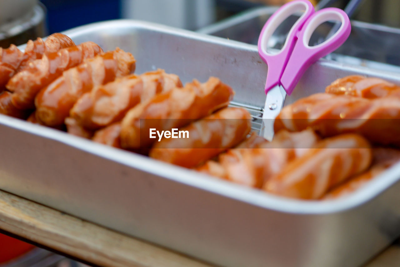 CLOSE-UP OF MEAT AND BREAD ON CONTAINER