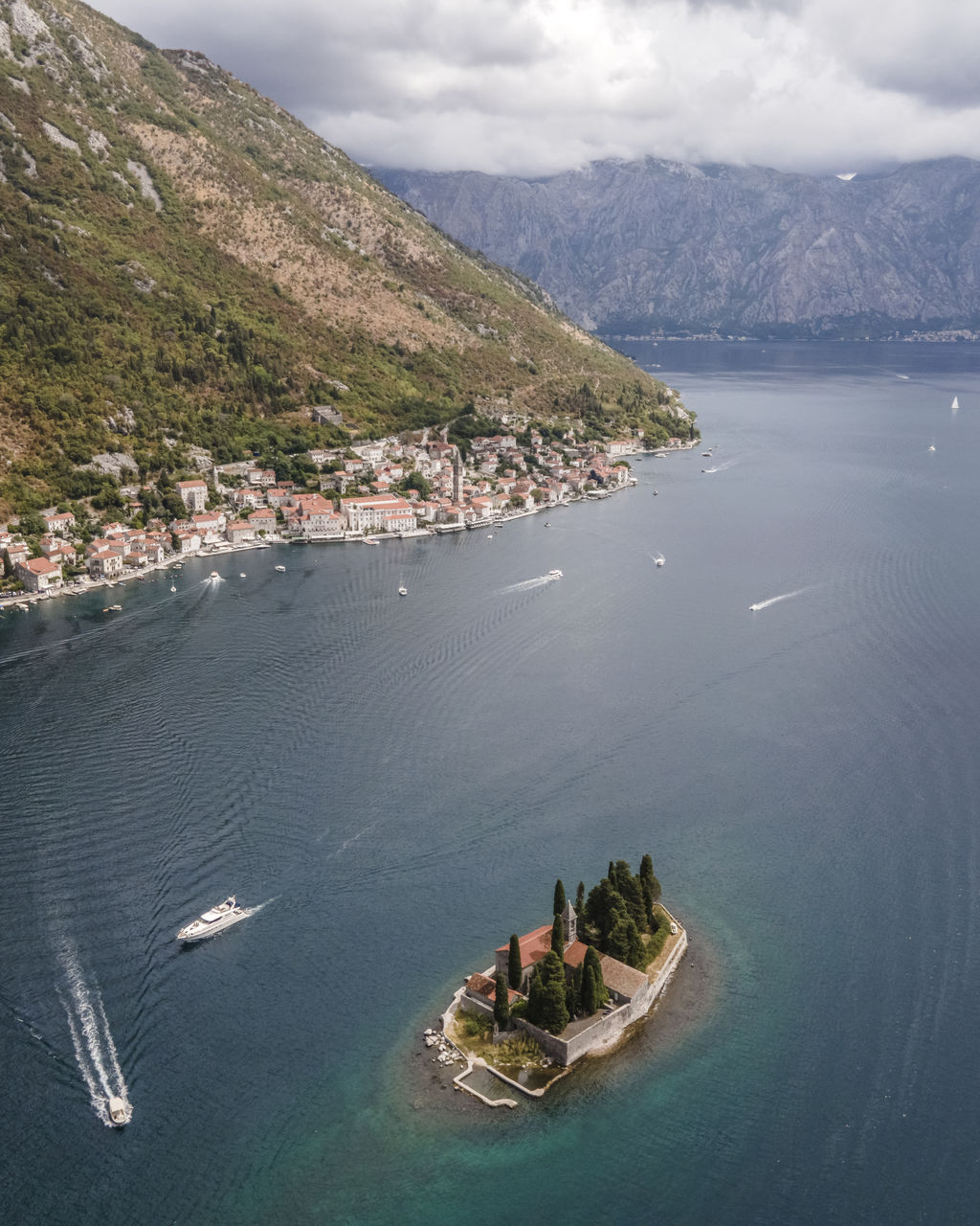 HIGH ANGLE VIEW OF SEA AND MOUNTAINS AGAINST SKY