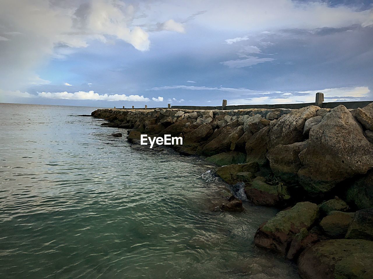 SCENIC VIEW OF SEA AGAINST SKY DURING SUNNY DAY