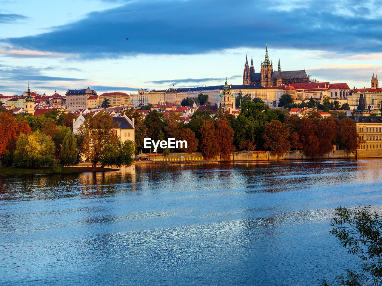 RIVER BY BUILDINGS AGAINST SKY IN CITY