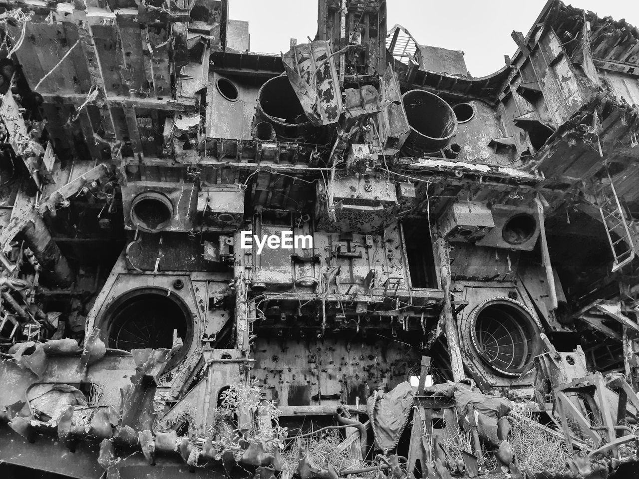 VIEW OF OLD ABANDONED CAR