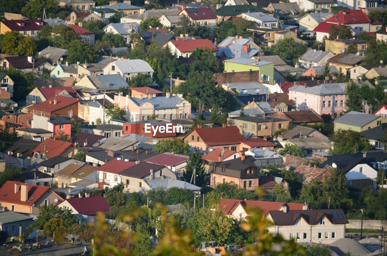 HIGH ANGLE VIEW OF TOWNSCAPE AGAINST BUILDINGS