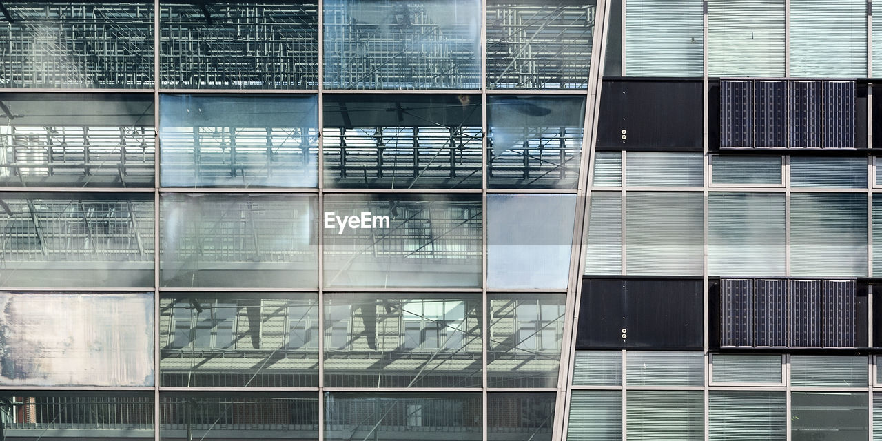 FULL FRAME SHOT OF GLASS BUILDING WITH REFLECTION