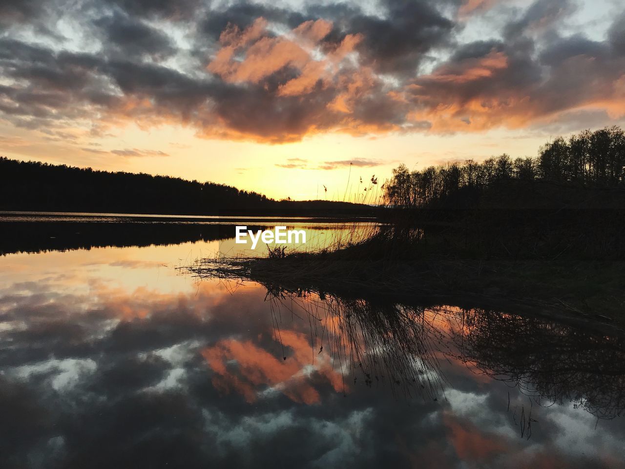 SCENIC VIEW OF LAKE AGAINST DRAMATIC SKY