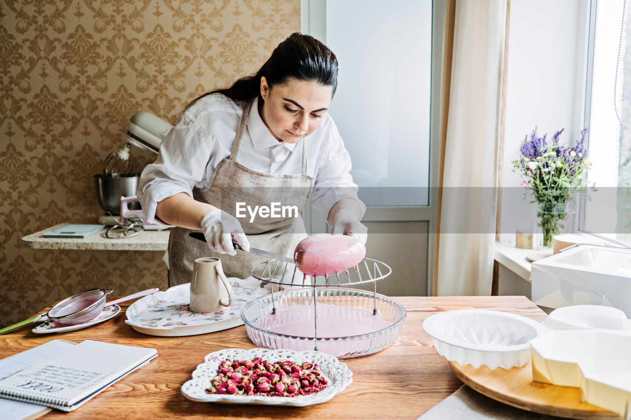 Online classes and workshops on cake decorating and baking. female confectioner baker make custom