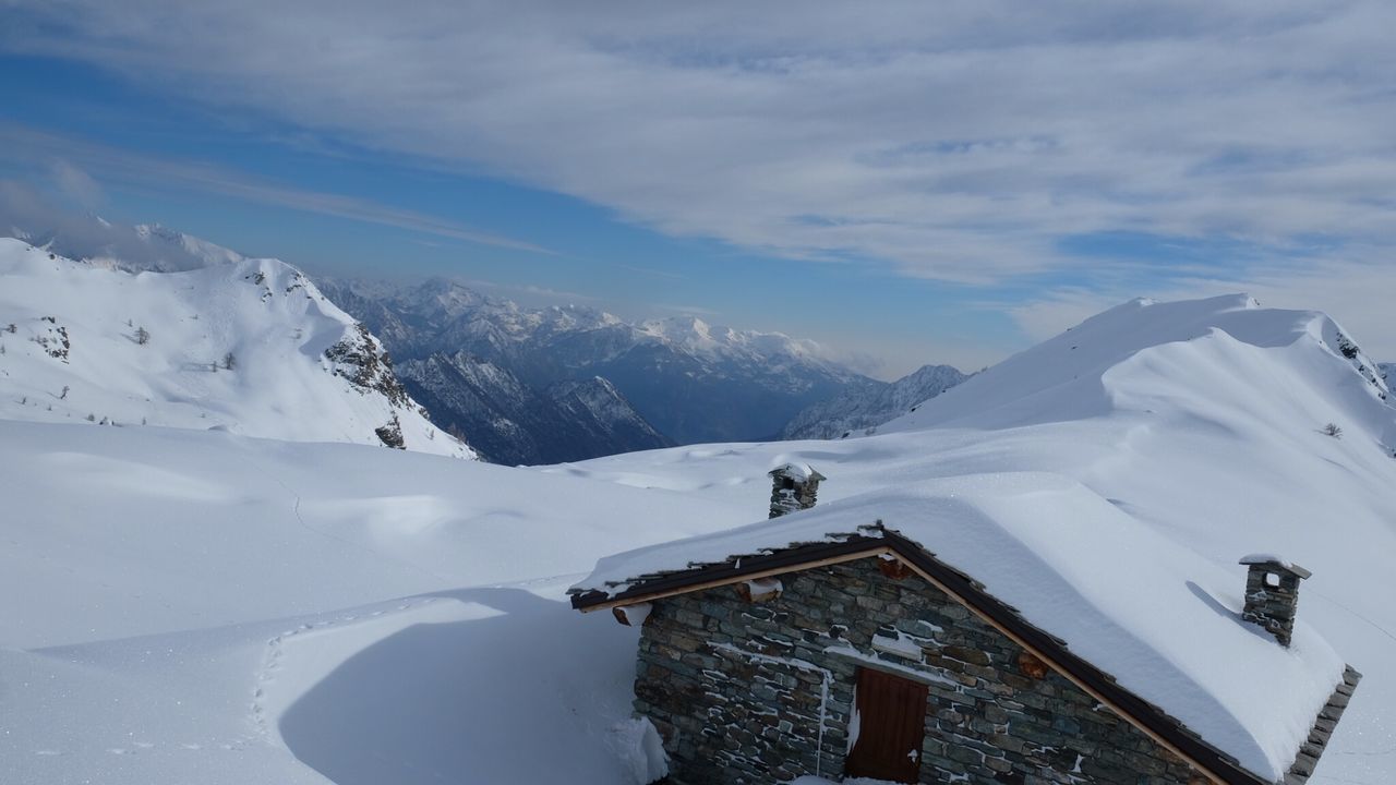 SNOW COVERED MOUNTAIN AGAINST SKY