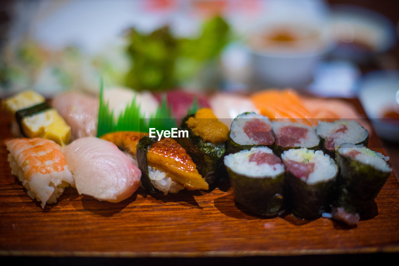 HIGH ANGLE VIEW OF SUSHI IN PLATE ON TABLE