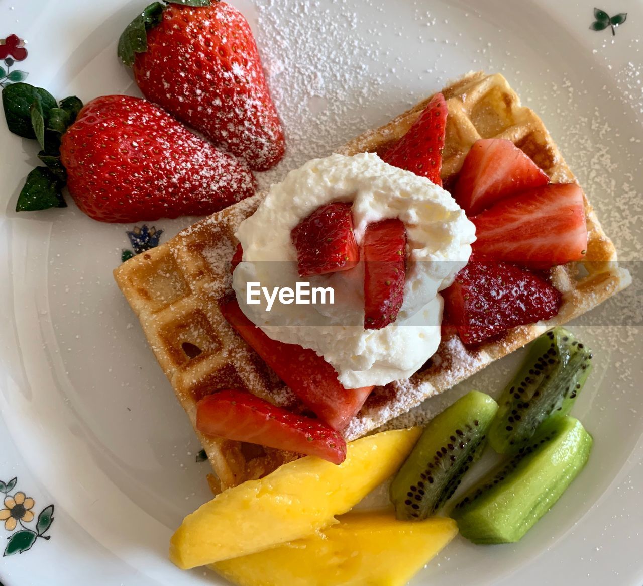 CLOSE-UP OF STRAWBERRIES IN PLATE WITH FRUITS