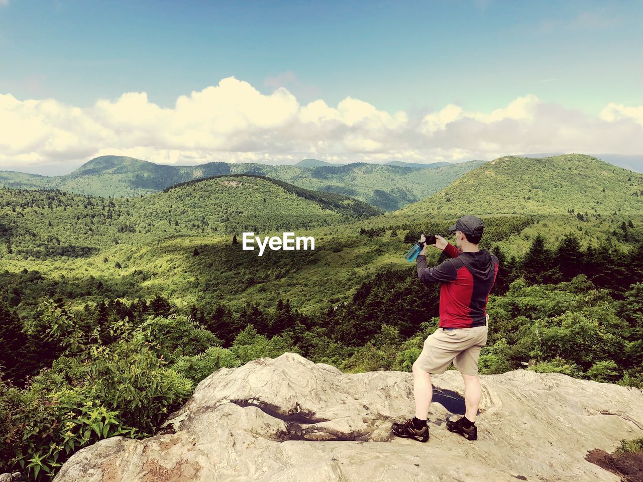 FULL LENGTH OF WOMAN PHOTOGRAPHING ON MOUNTAIN