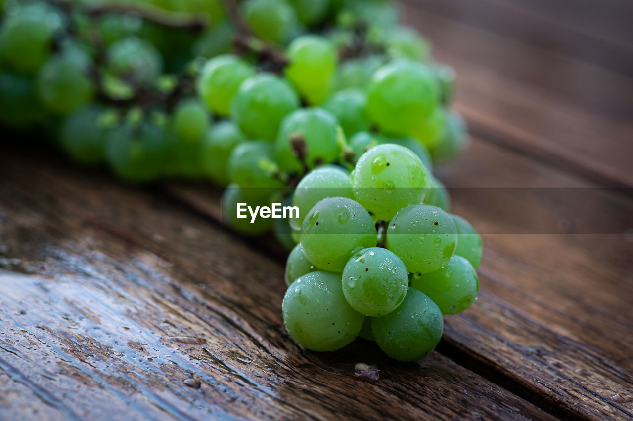 HIGH ANGLE VIEW OF FRESH GREEN FRUITS ON TABLE