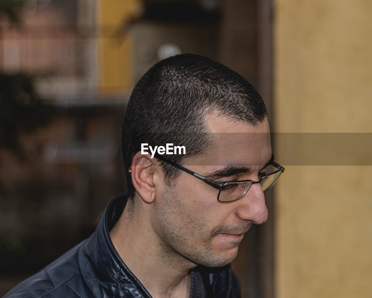 CLOSE-UP PORTRAIT OF YOUNG MAN WITH EYEGLASSES