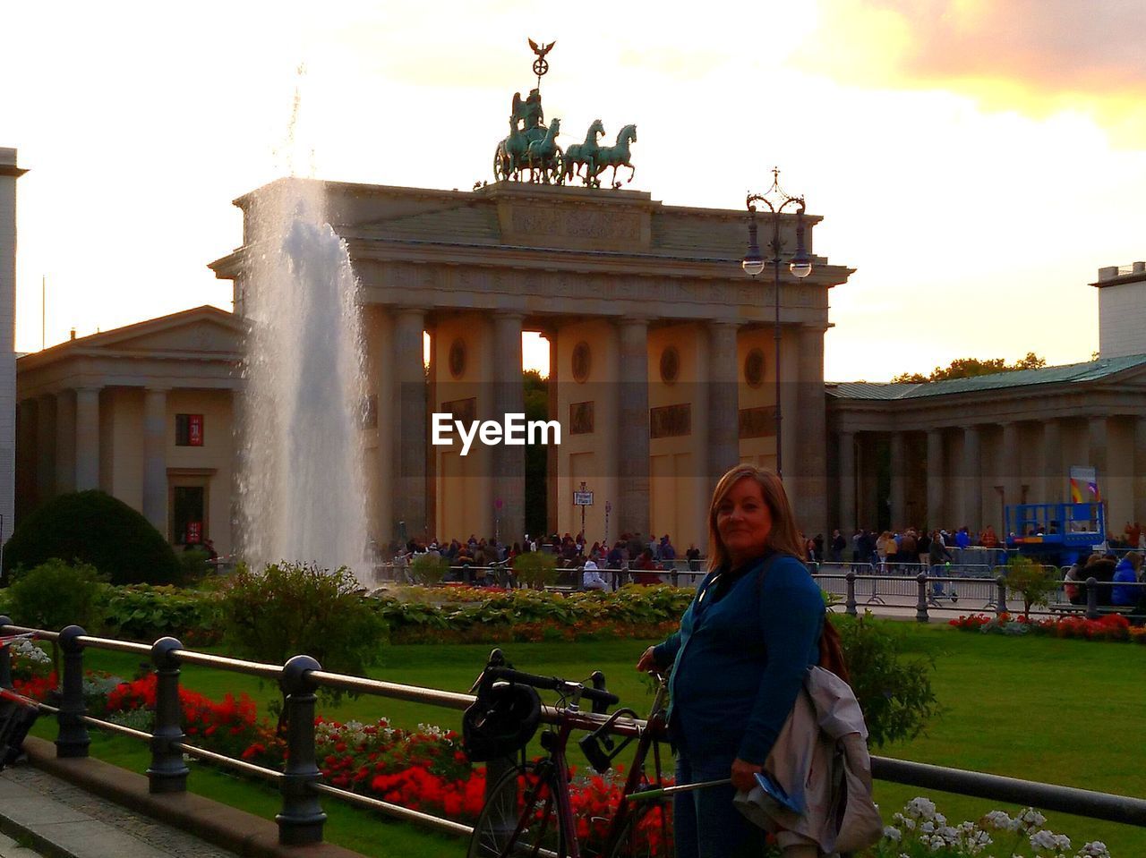 PEOPLE AT HISTORICAL BUILDING AGAINST SKY