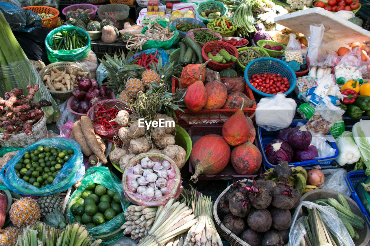HIGH ANGLE VIEW OF VEGETABLES FOR SALE AT MARKET STALL