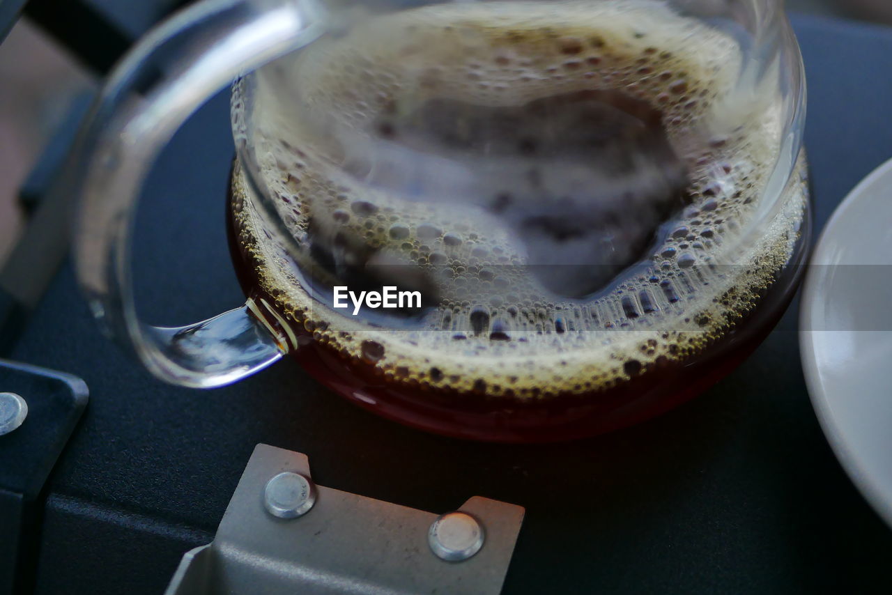 HIGH ANGLE VIEW OF COFFEE IN CUP ON TABLE