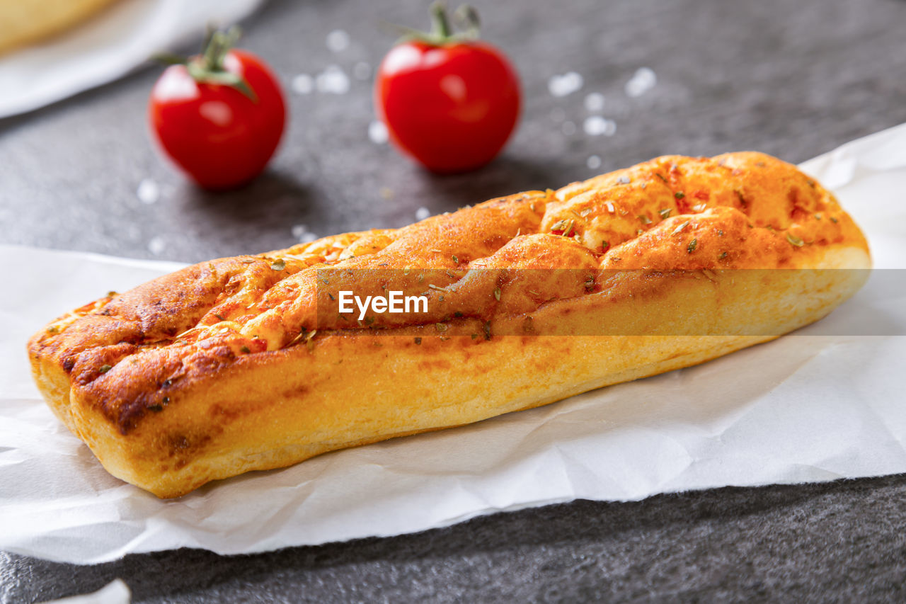 CLOSE-UP OF BREAD ON PLATE