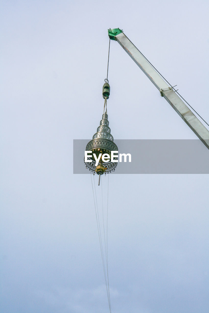 CLOSE-UP OF HANGING ON CLOTHESLINE