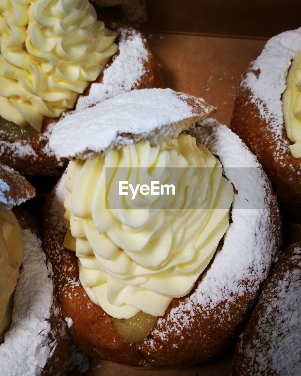 CLOSE-UP OF SWEET FOOD ON TABLE