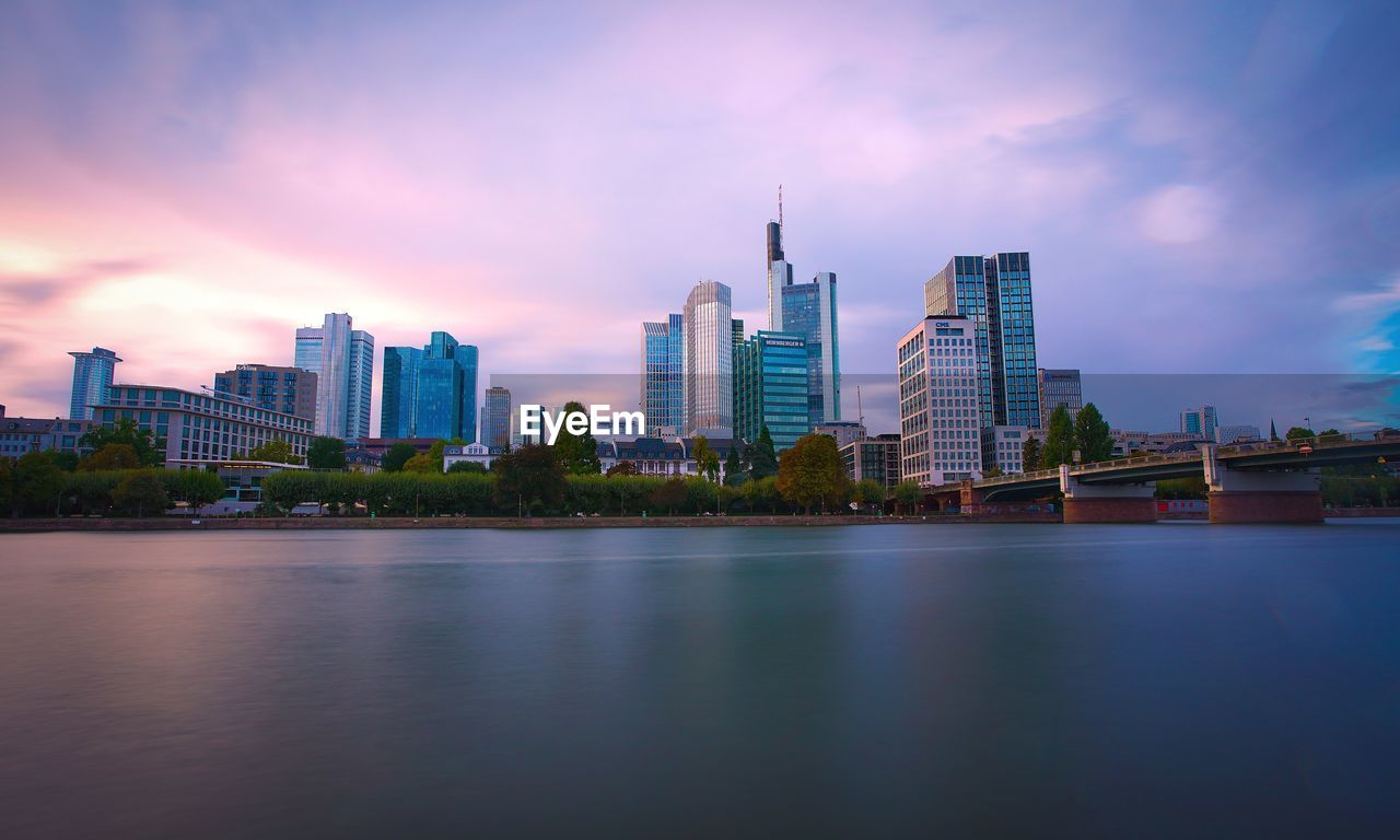 Frankfurt skyline/ main