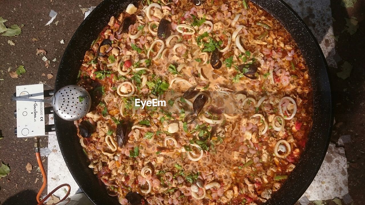 HIGH ANGLE VIEW OF FOOD ON TABLE