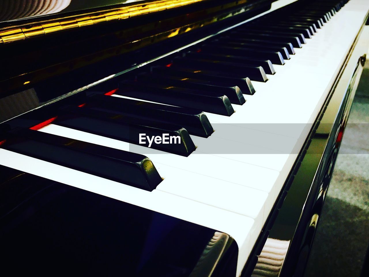 CLOSE-UP OF PIANO KEYS AT HOME