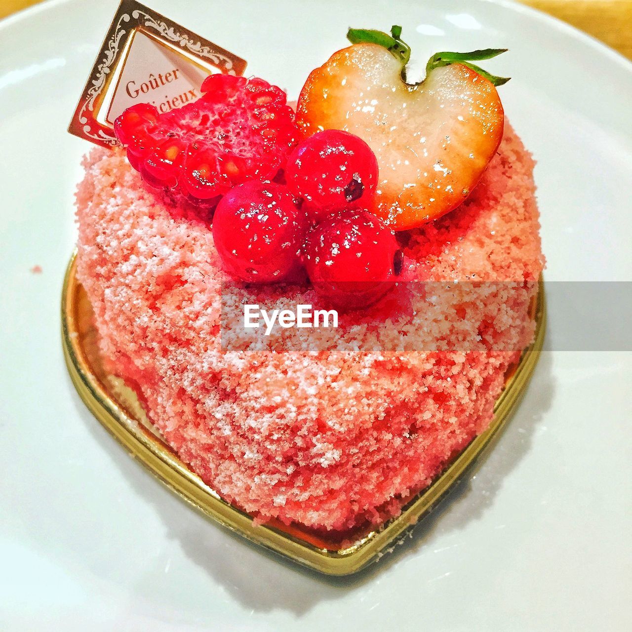 CLOSE-UP OF STRAWBERRY CAKE